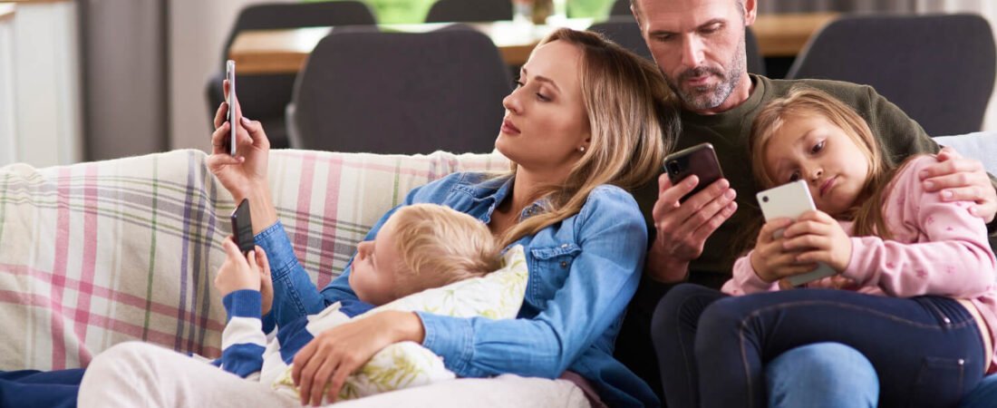 תקשורת משפחתית בעידן דיגיטלי: אתגרים והזדמנויות